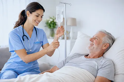 Enfermera profesional de Cuida24 brindando atención médica a domicilio en Monterrey 24 horas con uniforme azul y logo visible