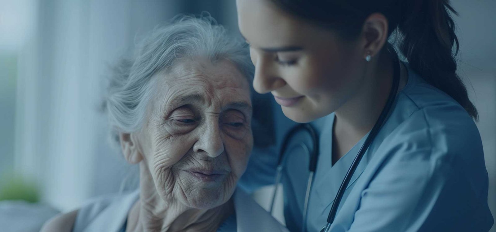 Enfermera latina sonriendo, ayudando a un adulto mayor sentado en su sala.