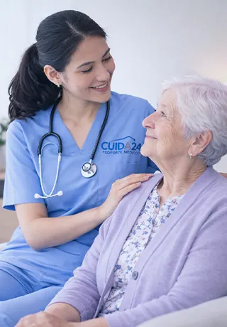 Enfermera de Cuida24 brindando cuidado del adulto mayor en Monterrey con atención médica profesional en casa.